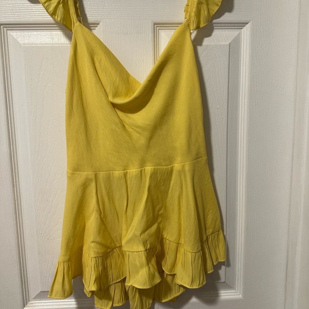 Back with opening.
Adjustable straps
Super cute top perfect for any occasion
